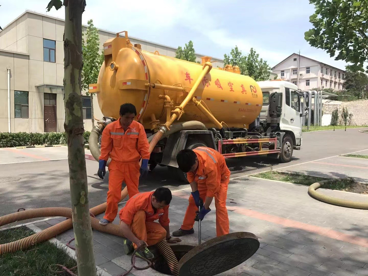 稷山管道疏通车停在窨井附近